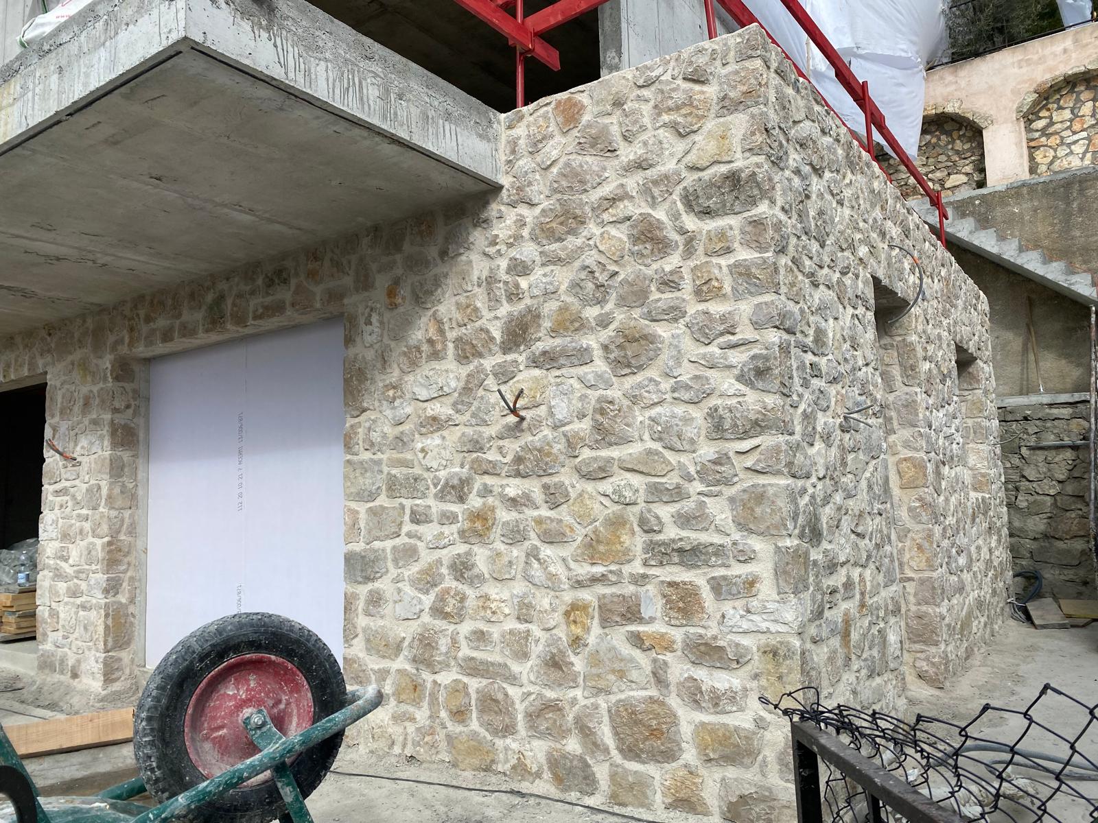 Outdoor con finiture in pietra